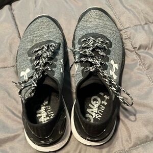 Like new! Under Armour tennis shoes! Worn once!!